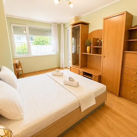 Sunny - Location & Free Parking Apartment *